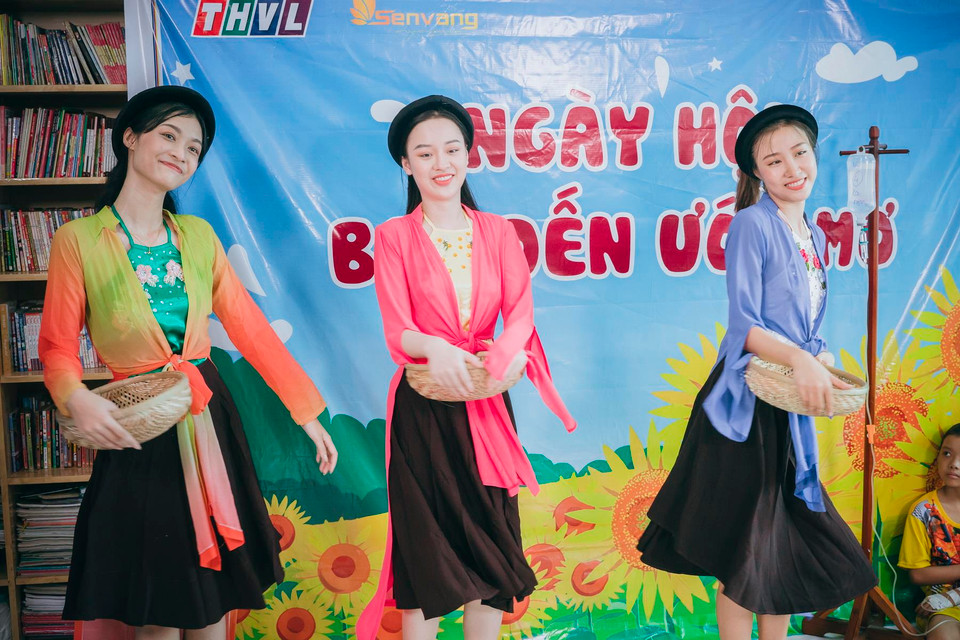 Các thí sinh của Dự án Nhân ái biểu diễn 'phục vụ' khán giả nhí là các bệnh nhi mà mỗi em là mỗi hoàn cảnh vô cùng ám ảnh. (Ảnh: BTC)