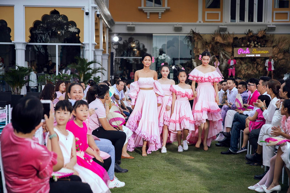 Bộ sưu tập Pink Summer của nhà thiết kế Thanh Huỳnh được cắt may trên nền những chất liệu quen thuộc như linen, cotton, kết hợp cùng những đường nét phối ren hoa văn mang đến vẻ nhẹ nhàng, thoáng mát cho mùa Hè năng động của các bé. (Ảnh: Kiếng Cận/Vietnam+)