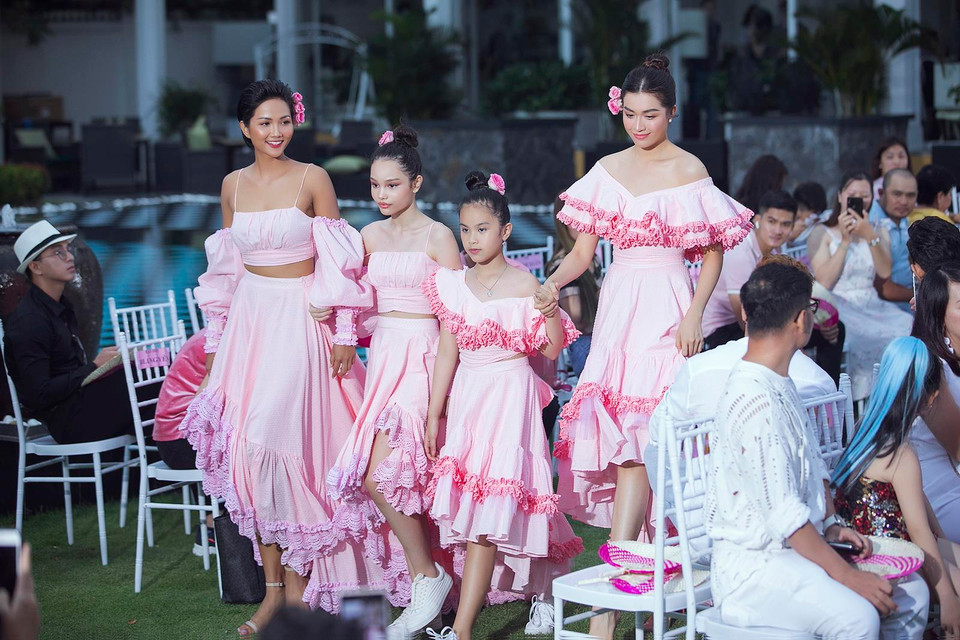Đặc biệt, lần trình diễn này cả hai cùng giữ vị trí vedette, khoác lên người bộ váy tông hồng chủ đạo, hồn nhiên, duyên dáng sải bước cùng các bé người mẫu nhí. (Ảnh: Kiếng Cận/Vietnam+)