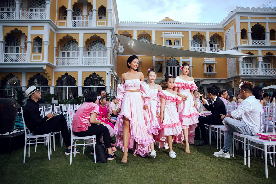 Bộ sưu tập vừa đảm bảo tinh thần thời trang, vừa hướng tới sự thoải mái, mang tính ứng dụng cao. (Ảnh: Kiếng Cận/Vietnam+)