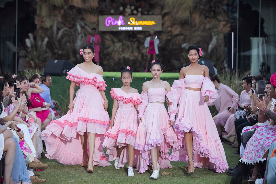 Dù khá thân thiết ngoài đời nhưng đây là một trong những lần hiếm hoi H’Hen Niê và Lệ Hằng sánh vai nhau trình diễn trong một chương trình thời trang. (Ảnh: Kiếng Cận/Vietnam+)