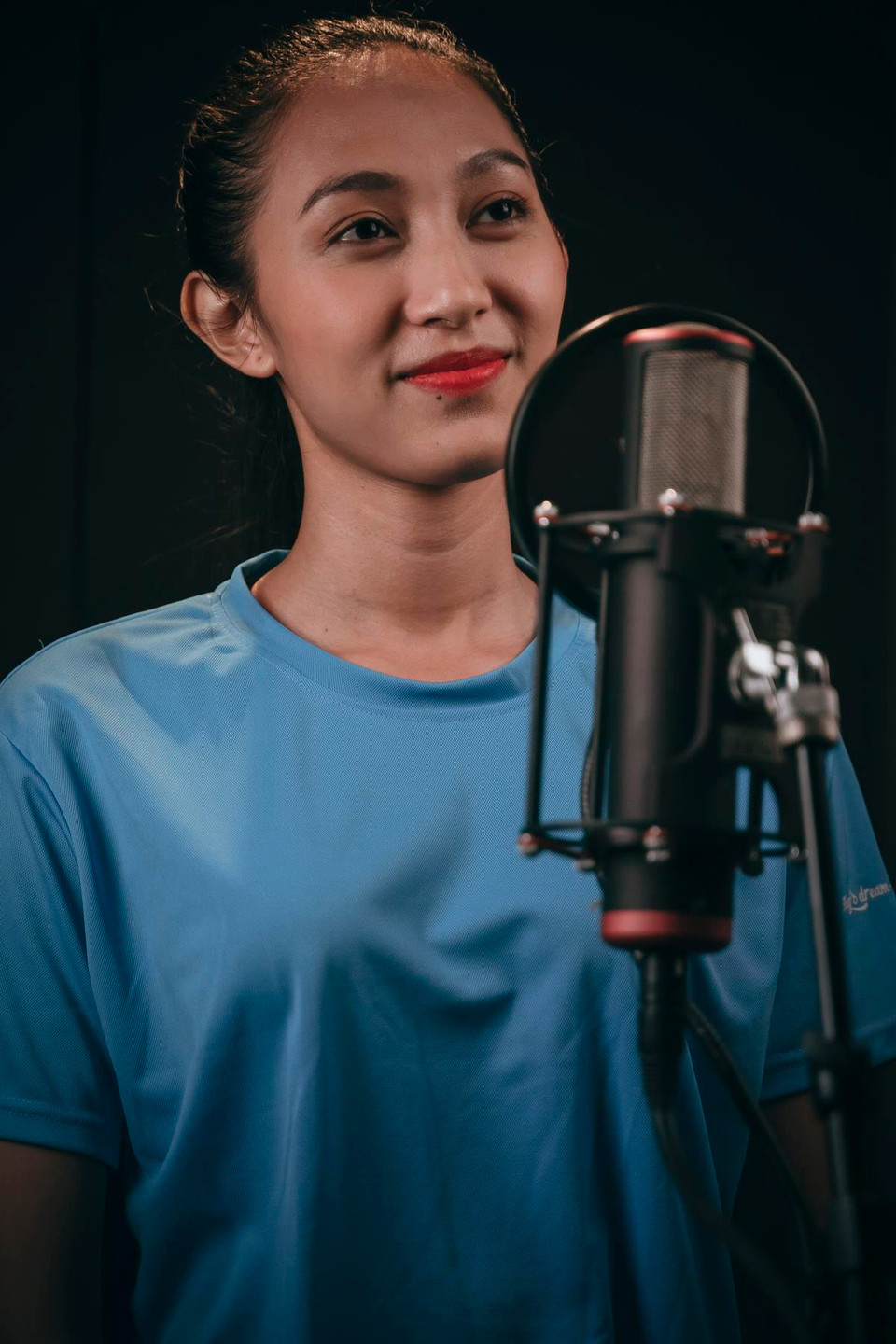 Điều đặc biệt trong dự án 'Nét chữ tương lai' là chính các thí sinh đã thực hiện một clip ca nhạc bằng giọng hát truyền cảm của mình để gửi tặng cô Phấn nhằm tri ân những điều tốt đẹp mà cô đã mang lại cho các học sinh, làm cuộc sống này trở nên gần gũi và ấm áp hơn. (Ảnh: BTC)