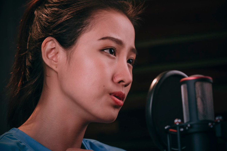 Các thí sinh đã thể hiện ca khúc “Em ước mong sao,” từ lời bài hát, đến giai điệu và đặc biệt là giọng ca ấm áp của bốn người đẹp đã người nghe không khỏi xúc động. (Ảnh: BTC)