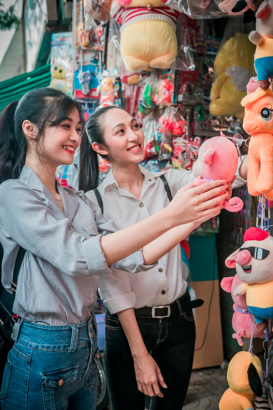 Để chuẩn bị cho hoạt động của chương trình, các thí sinh đã tự tay đi chọn những món quà nhỏ cho các bệnh nhi của Bệnh viện Ung bướu. (Ảnh: BTC)