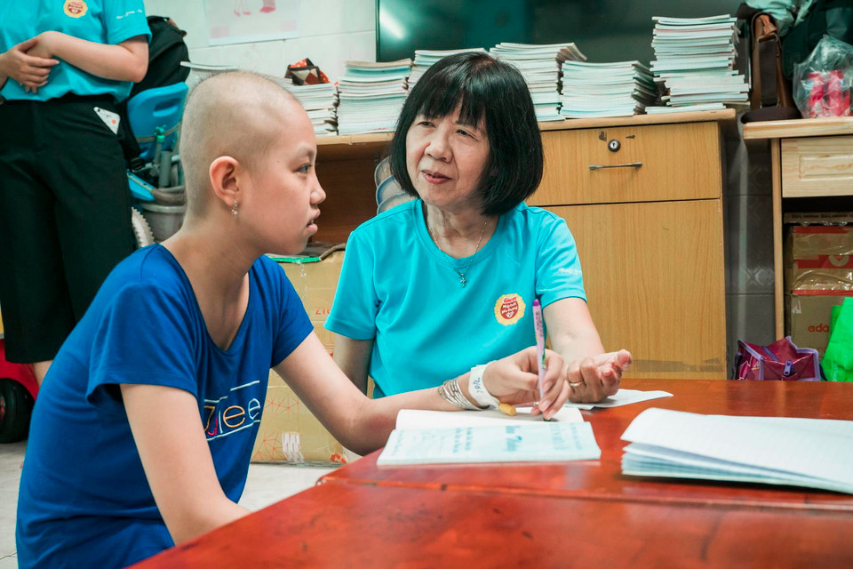 Các người đẹp có dịp trò chuyện cùng cô giáo Phấn, người đã giảng dạy tại lớp học này suốt hơn 10 năm qua, để thấu hiểu và cảm nhận sâu sắc hơn về những mảnh đời bất hạnh đặc biệt ở đây. (Ảnh: BTC)