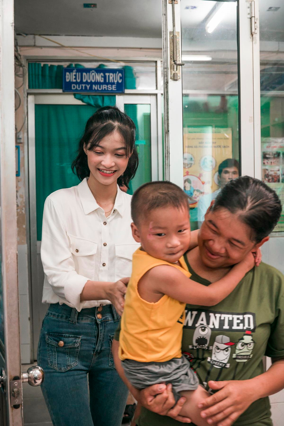 Các thí sinh cũng đã trực tiếp ghé thăm lớp học, chơi đùa với các em nhỏ, tham gia giảng dạy cùng cô Phấn và tổ chức một buổi liên hoan nhỏ cho tất cả các em và cô giáo. (Ảnh: BTC)