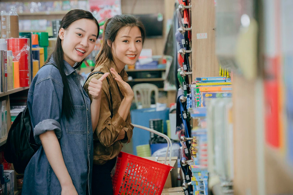 Bốn thí sinh đã đưa khán giả đến với lớp học đặc biệt ngay tại Bệnh viện Ung bướu, cùng các 'học sinh' là những bệnh nhi ung thư xung quanh không chỉ có sách vở mà là cả những dụng cụ y tế. (Ảnh: BTC)