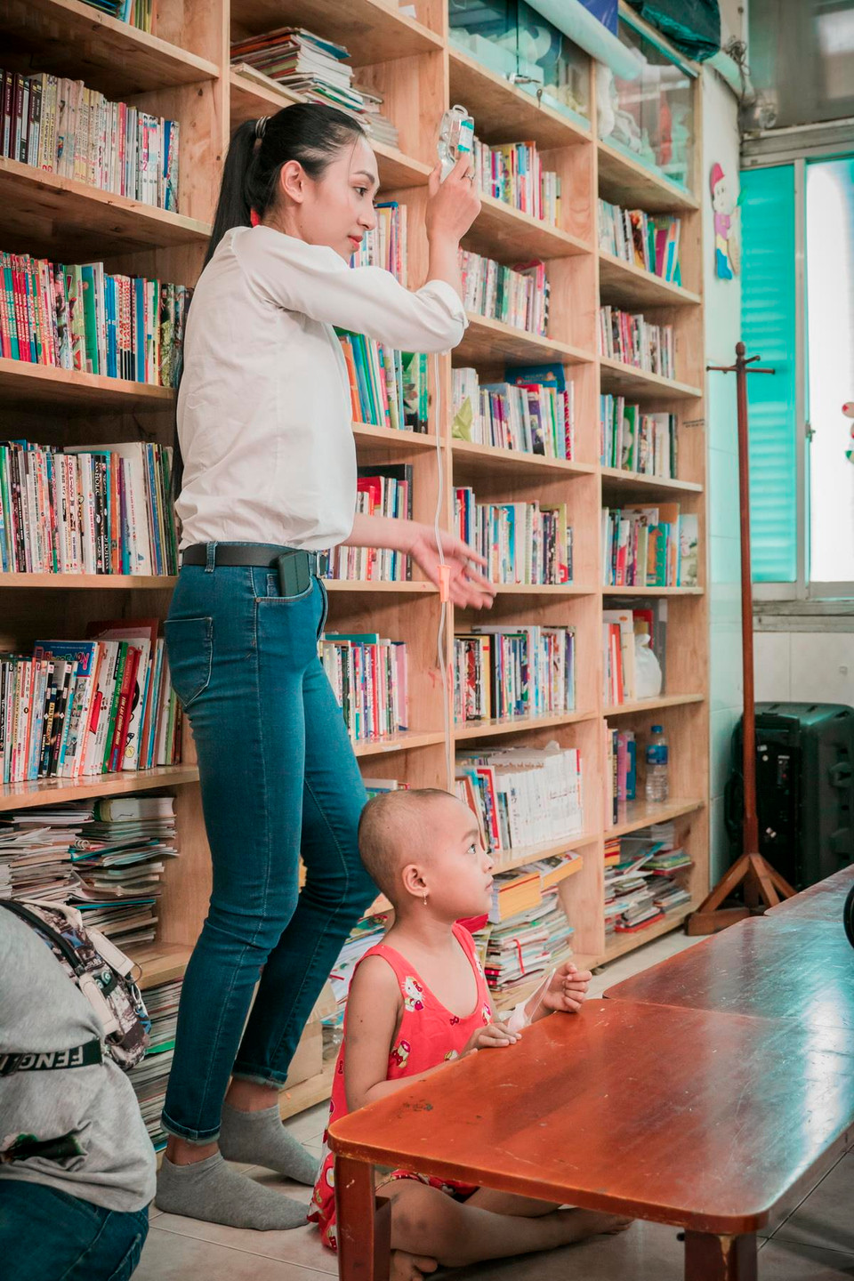 Dự án 'Nét chữ tương lai' thậm chí có phần gây ám ảnh về những thân phận éo le của các bệnh nhi ung thư tại Bệnh viện Ung bướu. Những em nhỏ đang phải ngày đêm vật lộn với căn bệnh hiểm ác nhưng vẫn ngời lên tinh thần ham học. (Ảnh: BTC)