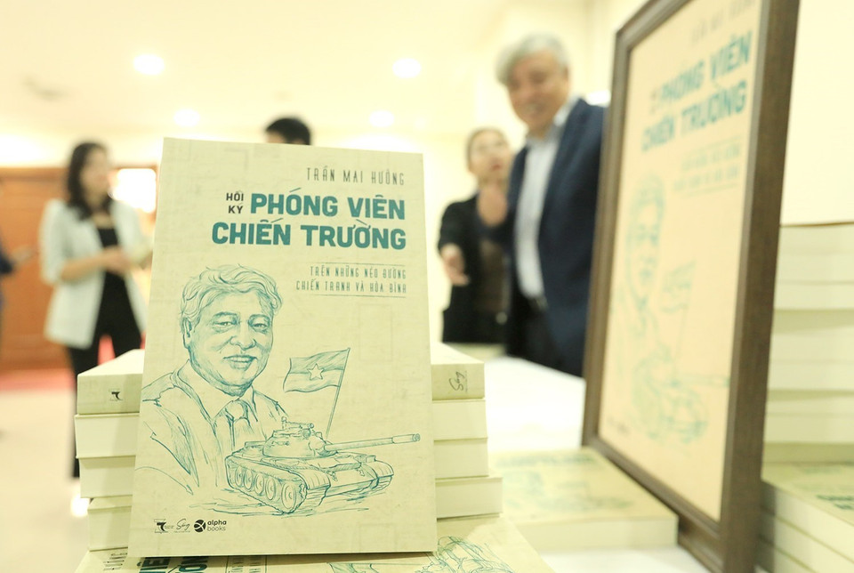 Cuốn sách 'Hồi ký phóng viên chiến trường' của tác giả Trần Mai Hưởng. (Ảnh: Tuấn Anh/TTXVN)