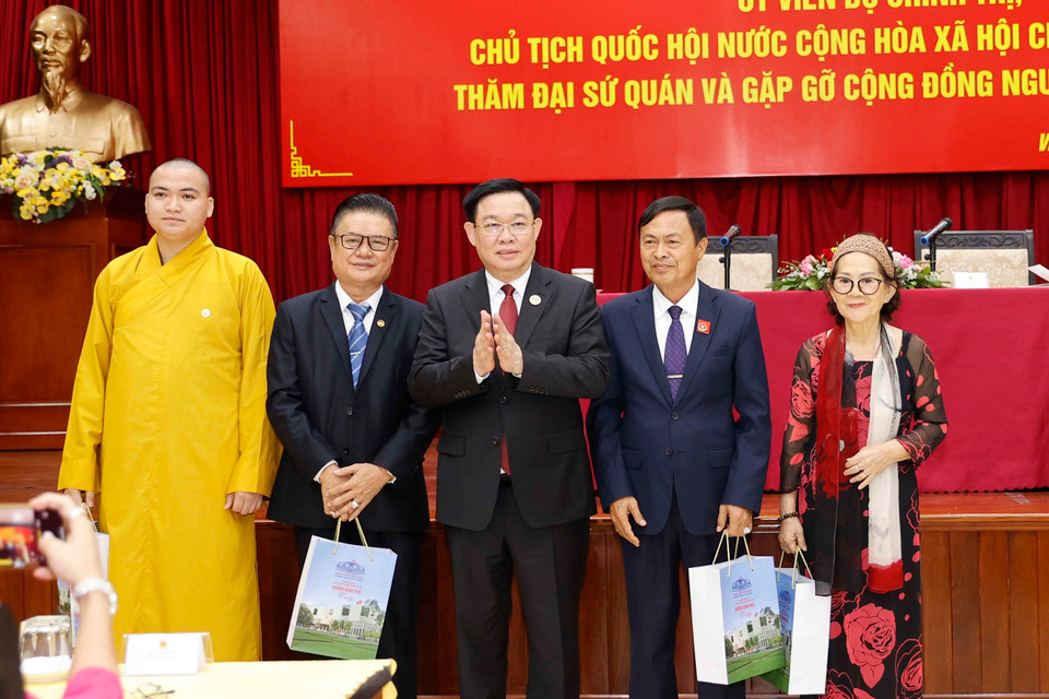 Chủ tịch Quốc hội Vương Đình Huệ tặng quà đại diện cộng đồng người Việt tại Lào. (Ảnh: Doãn Tấn/TTXVN)