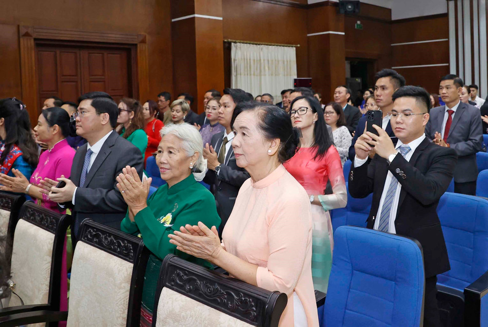 Đại diện cộng đồng người Việt tại Lào dự cuộc gặp. (Ảnh: Doãn Tấn/TTXVN)