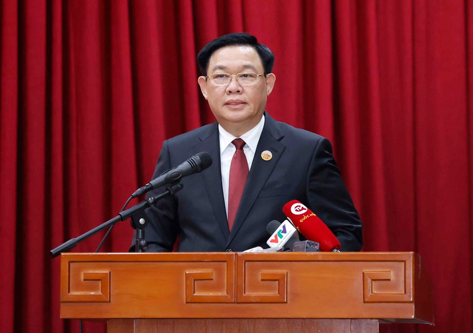 Chủ tịch Quốc hội Vương Đình Huệ phát biểu tại cuộc gặp gỡ cộng đồng doanh nghiệp Việt Nam tại Lào. (Ảnh: Doãn Tấn/TTXVN)