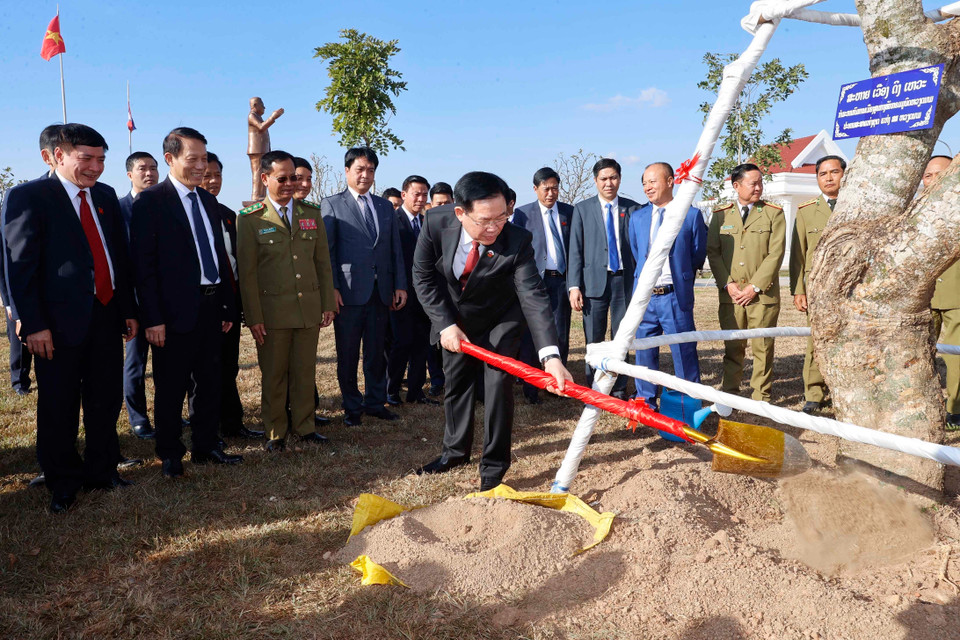 Chủ tịch Quốc hội Vương Đình Huệ trồng cây lưu niệm tại Học viện Chính trị Công an Lào. (Ảnh: Doãn Tấn/TTXVN)