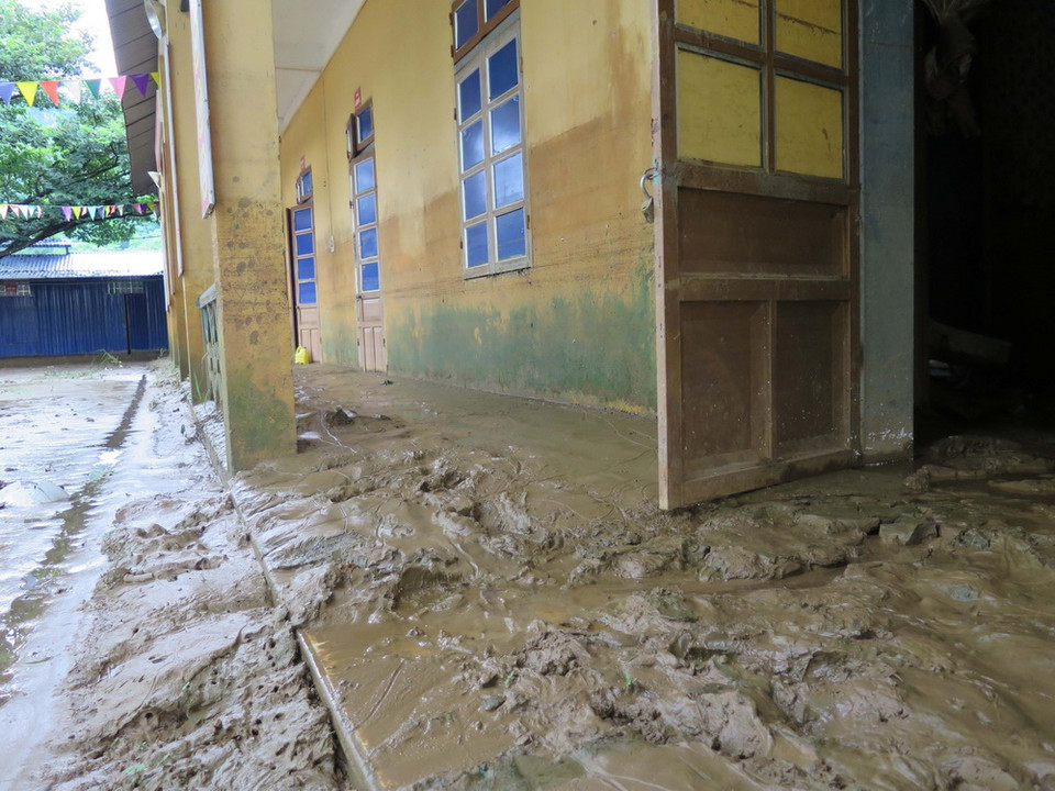 Trường mầm non Tân Lang, huyện Phù Yên bị ngập bùn đất. (Ảnh: Hữu Quyết/TTXVN)