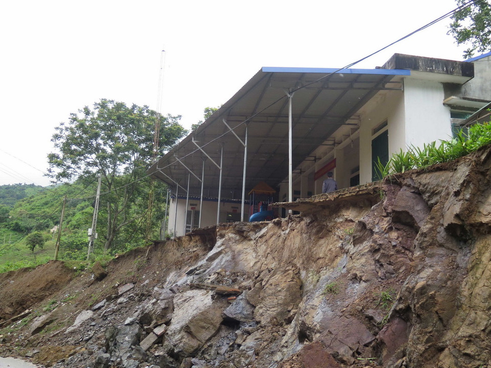 Trường mầm non Hoa Đào, huyện Phù Yên bị sạt lở sân trường. (Ảnh: Hữu Quyết/TTXVN)