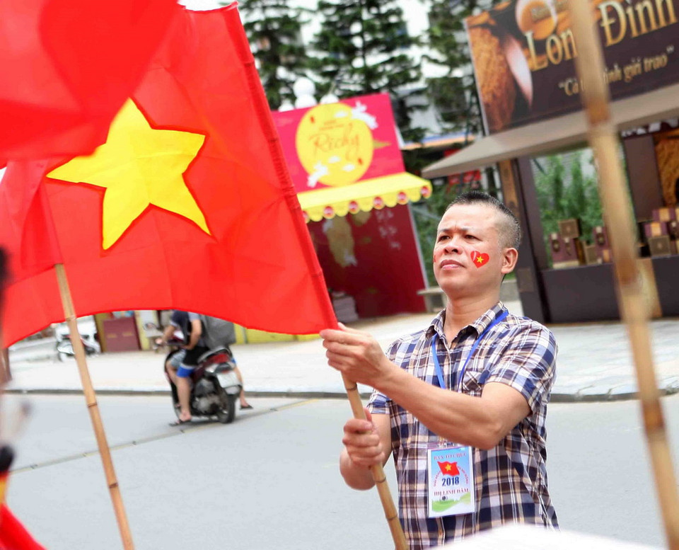 Cổ động viên Thủ đô chuẩn bị cờ, băngrôn… tiếp lửa cho thầy trò Huấn luyện viên Park Hang-seo. (Ảnh: Thanh Tùng/TTXVN)