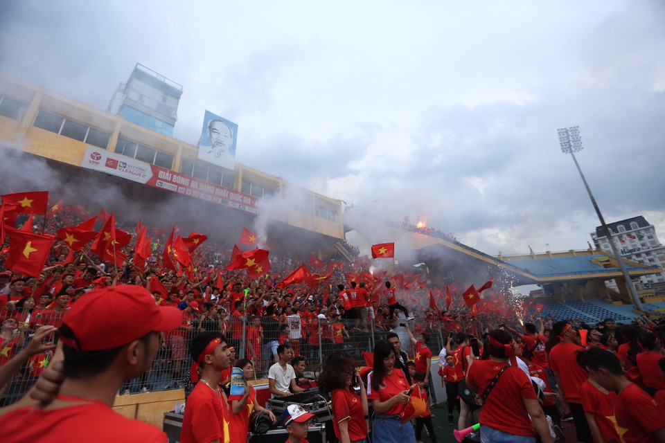 Giây phút vỡ oà của hàng nghìn cổ động viên có mặt trên sân vận động Hàng Đẫy khi Văn Quyết ghi bằng san bằng tỷ số 1-1 cho Olympic Việt Nam. (Ảnh: Trọng Đạt/TTXVN)