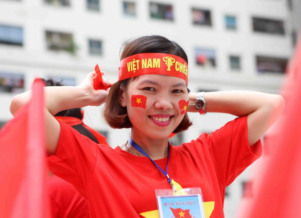 Cổ động viên Thủ đô chuẩn bị cờ, băngrôn… tiếp lửa cho thầy trò Huấn luyện viên Park Hang-seo. (Ảnh: Thanh Tùng/TTXVN)