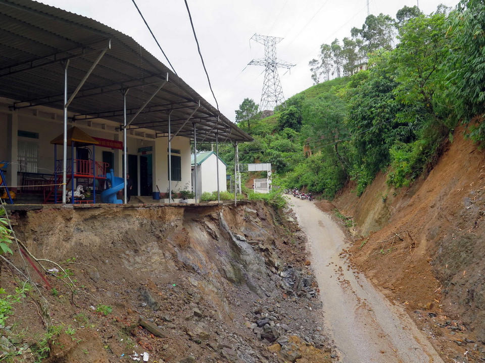 Trường mầm non Hoa Đào, huyện Phù Yên bị sạt lở phần sân trường. (Ảnh: Hữu Quyết/TTXVN)