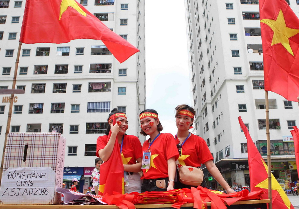 Người hâm mộ Thủ đô cổ vũ đội tuyển Olympic Việt Nam trước trận tranh huy chương đồng môn bóng đá nam ASIAD 2018. (Ảnh: Thanh Tùng/TTXVN)