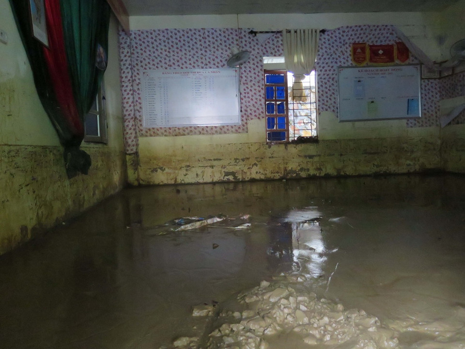 Một phòng học tại trường mầm non Tân Lang, huyện Phù Yên bị ngập bùn đất. (Ảnh: Hữu Quyết/TTXVN)