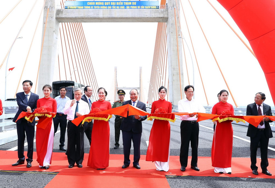 Thủ tướng Nguyễn Xuân Phúc và các đại biểu thực hiện nghi thức cắt băng khánh thành và thông xe tuyến đường cao tốc Hạ Long-Hải Phòng và cầu Bạch Đằng. (Ảnh: Thống Nhất/TTXVN)