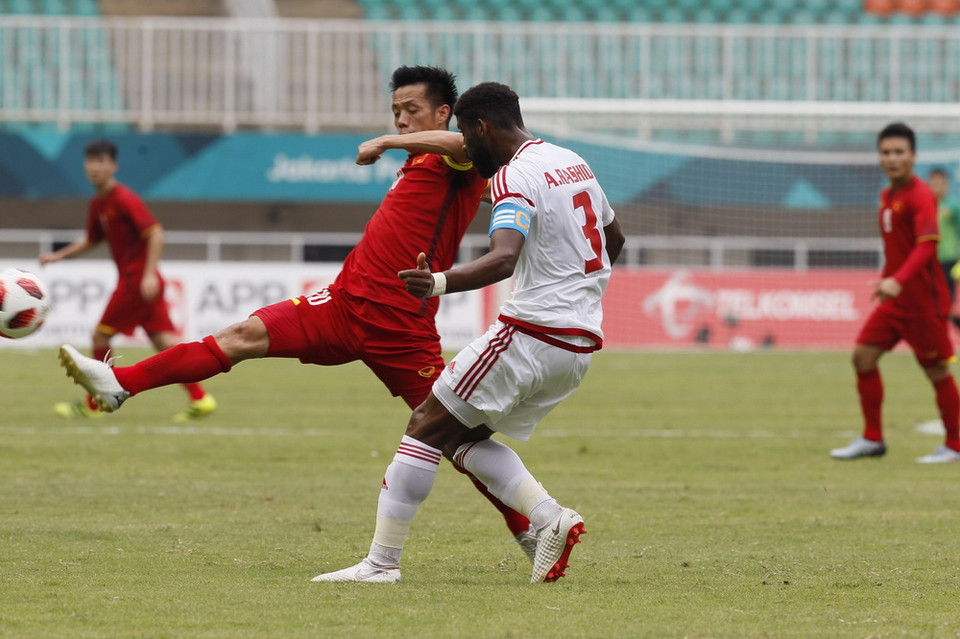 Pha tranh bóng của cầu thủ hai đội. (Ảnh: Hoàng Linh/TTXVN)