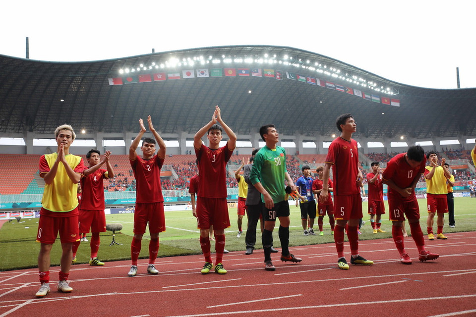 Các cầu thủ Olympic Việt Nam cảm ơn người hâm mộ có mặt trên sân Pakansari. (Ảnh: Hoàng Linh/TTXVN)