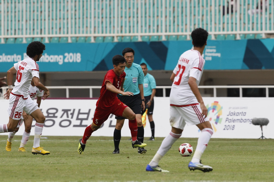 Cầu thủ Đoàn Văn Hậu đi bóng. (Ảnh: Hoàng Linh/TTXVN)