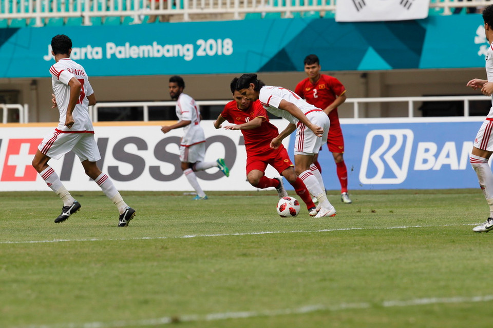 Pha tranh bóng giữa cầu thủ hai đội. (Ảnh: Hoàng Linh/TTXVN)