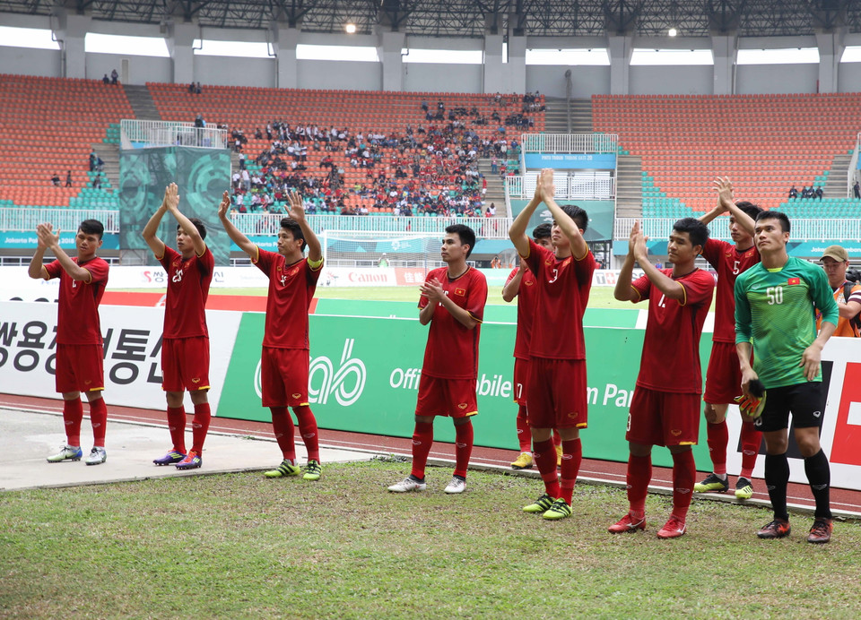 Các cầu thủ Olympic Việt Nam cảm ơn người hâm mộ có mặt trên sân Pakansari. (Ảnh: Hoàng Linh/TTXVN)