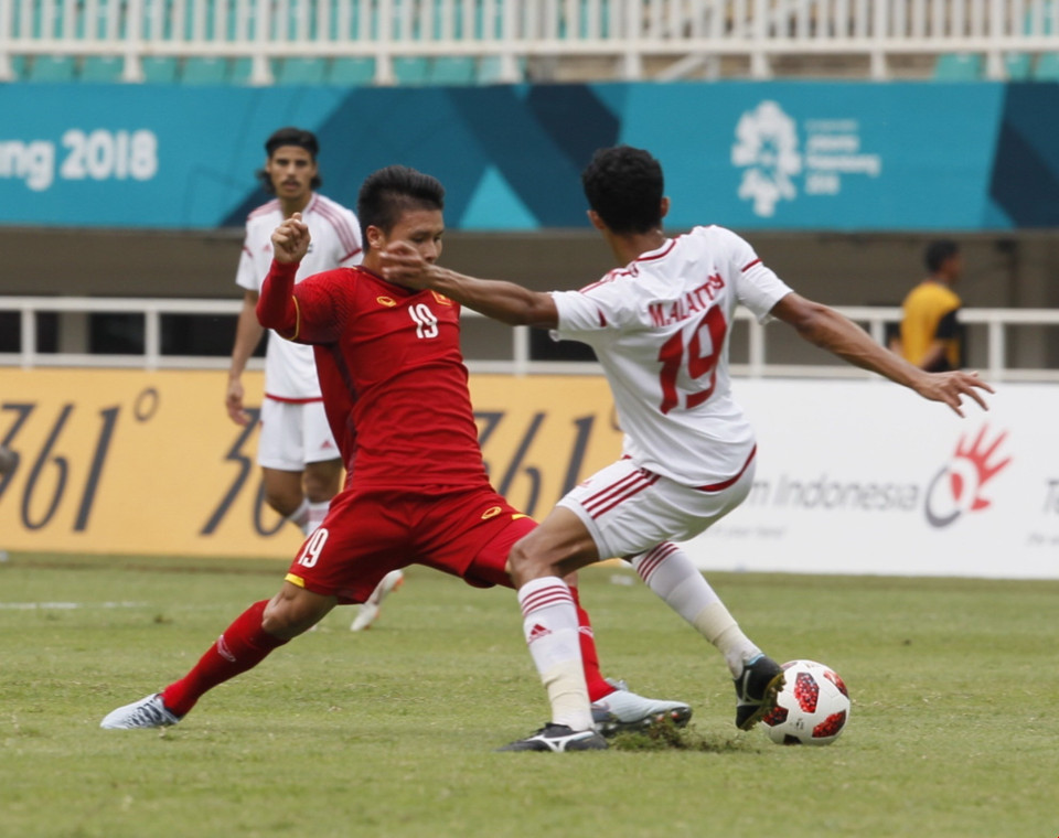 Pha tranh bóng giữa cầu thủ hai đội. (Ảnh: Hoàng Linh/TTXVN)