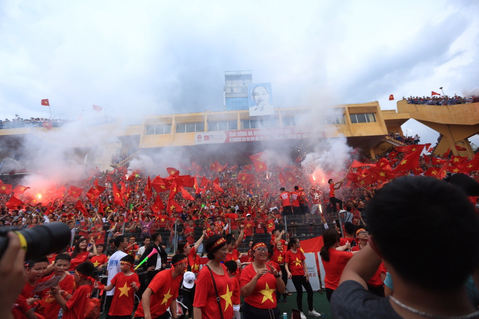 Giây phút vỡ oà của hàng nghìn cổ động viên có mặt trên sân vận động Hàng Đẫy khi Văn Quyết ghi bằng san bằng tỷ số 1-1 cho Olympic Việt Nam. (Ảnh: Trọng Đạt/TTXVN)