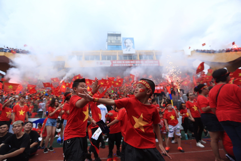 Giây phút vỡ oà của hàng nghìn cổ động viên có mặt trên sân vận động Hàng Đẫy khi Văn Quyết ghi bằng san bằng tỷ số 1-1 cho Olympic Việt Nam. (Ảnh: Trọng Đạt/TTXVN)