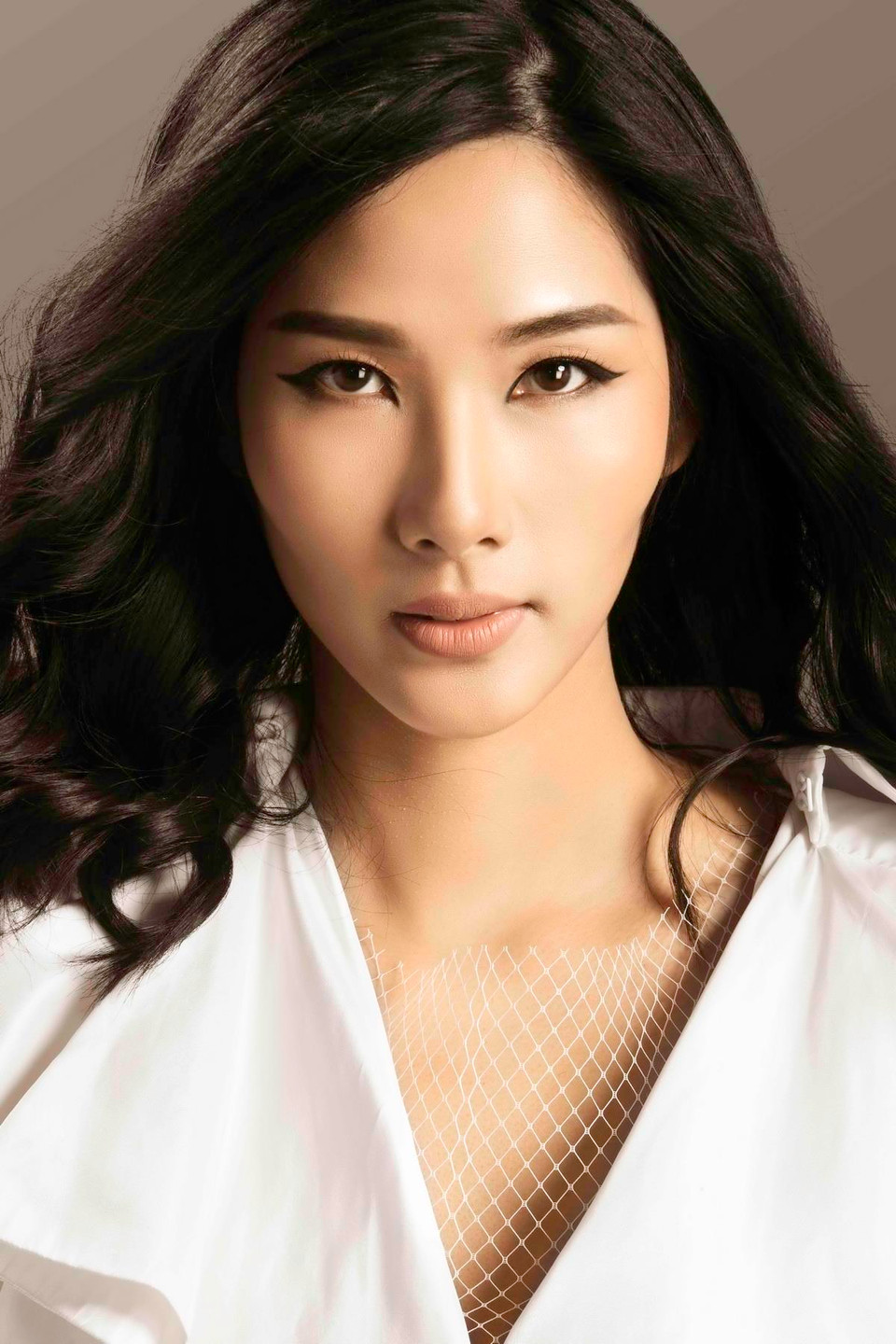 Từ vị trí người mẫu, Hoàng Thùy tiếp tục chinh phục danh hiệu Á hậu Hoàn Vũ Việt Nam và là cái tên được đề cử tiếp nối H’Hen Niê chinh chiến tại đấu trường danh giá Miss Universe 2019. Mặc những định kiến và hoài nghi, Hoàng Thùy vẫn tiến bước về phía trước và tiếp tục khám phá những giới hạn mới của bản thân. (Ảnh: Jundat/Vietnam+)