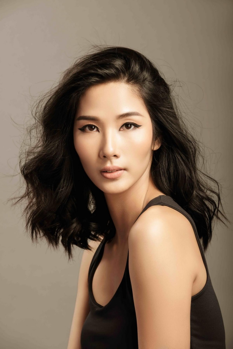 Từ cô sinh viên kiến trúc với thân hình 'cò hương,' giọng nói quê mùa và vấp phải nhiều tranh cãi về ngoại hình, Hoàng Thùy đã không ngừng nỗ lực để chứng minh bản lĩnh và tự tin sải bước trên các sàn diễn thời trang quốc tế như London, New York, Milan Fashion Week. (Ảnh: Jundat/Vietnam+)