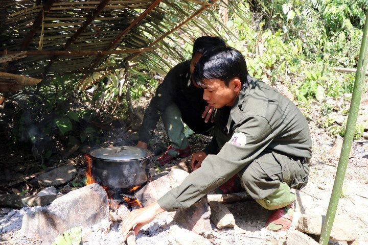 Sinh hoạt trong rừng của đội tuần tra. (Ảnh: Đỗ Trưởng/TTXVN)