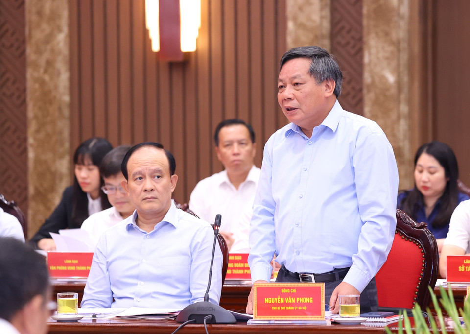 Phó Bí thư Thành ủy Hà Nội Nguyễn Văn Phong báo cáo tại buổi làm việc. (Ảnh: Văn Điệp/TTXVN)