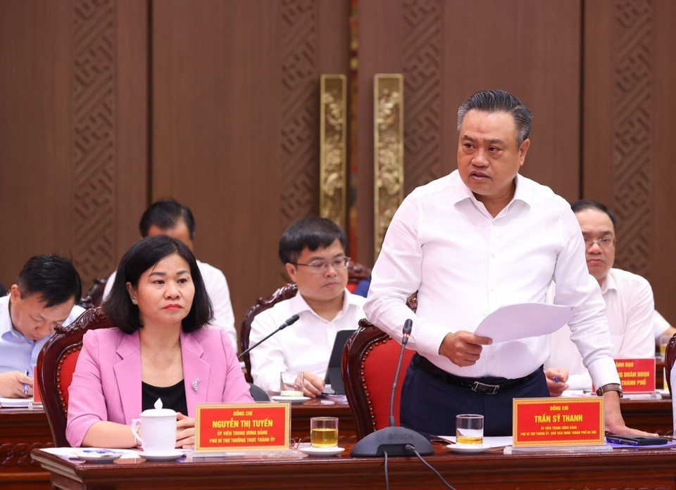 Ông Trần Sỹ Thanh, Ủy viên Trung ương Đảng, Phó Bí thư Thành ủy, Chủ tịch UBND thành phố Hà Nội báo cáo tại buổi làm việc.(Ảnh: Văn Điệp/TTXVN)