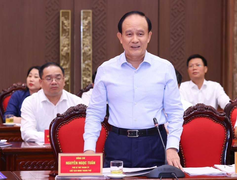 Ông Nguyễn Ngọc Tuấn, Phó Bí thư Thành ủy, Chủ tịch HĐND thành phố Hà Nội báo cáo tại buổi làm việc. (Ảnh: Văn Điệp/TTXVN)