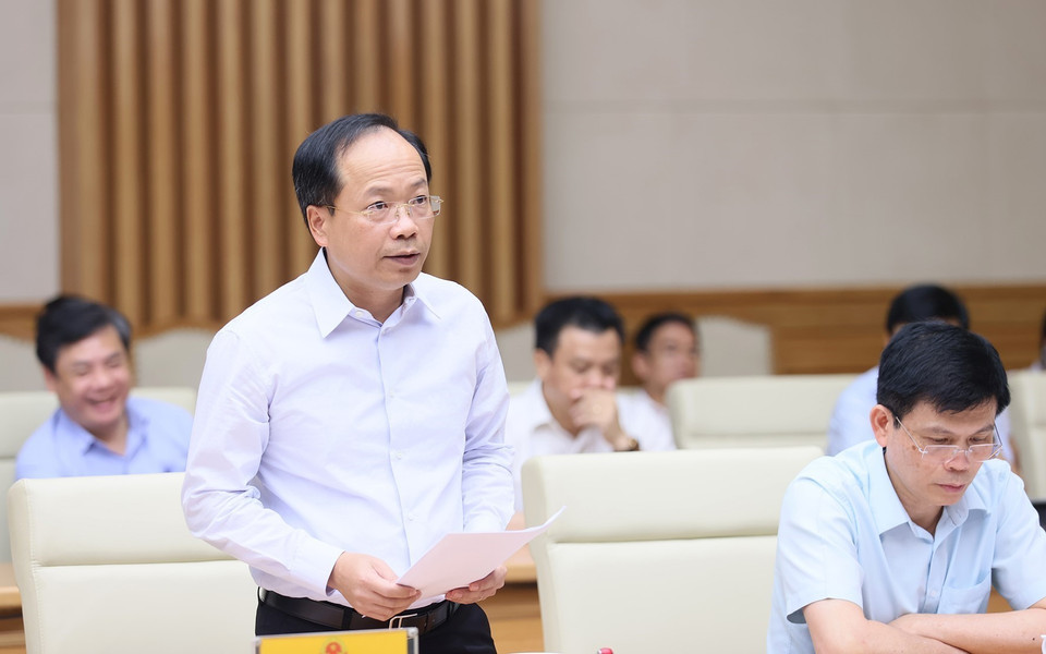 Thứ trưởng Bộ Giao thông Vận tải Nguyễn Duy Lâm báo cáo tình hình triển khai các công trình, dự án trọng điểm ngành giao thông vận tải. (Ảnh: Dương Giang/TTXVN)