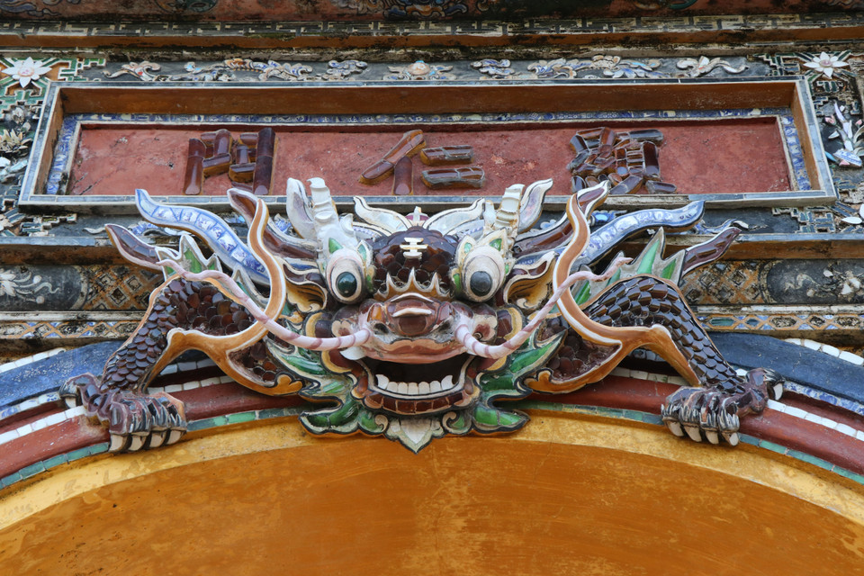 Biểu tượng hổ phù trên vòm cổng cửa Hiển Nhơn ở Đại Nội Huế. (Ảnh: Đỗ Trưởng/TTXVN)