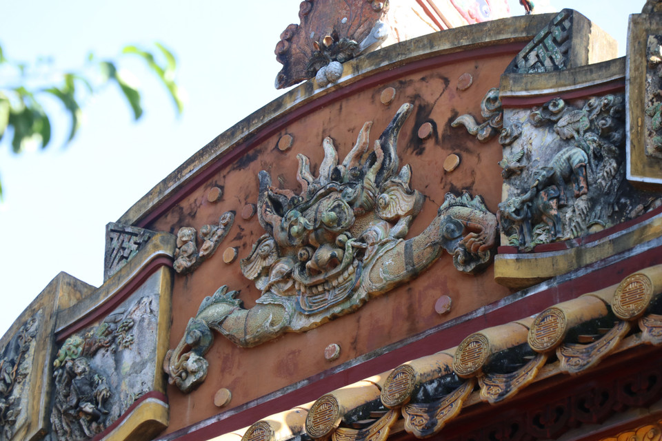 Biểu tượng Hổ phù trên mái điện ở Lăng vua Đồng Khánh. (Ảnh: Đỗ Trưởng/TTXVN)