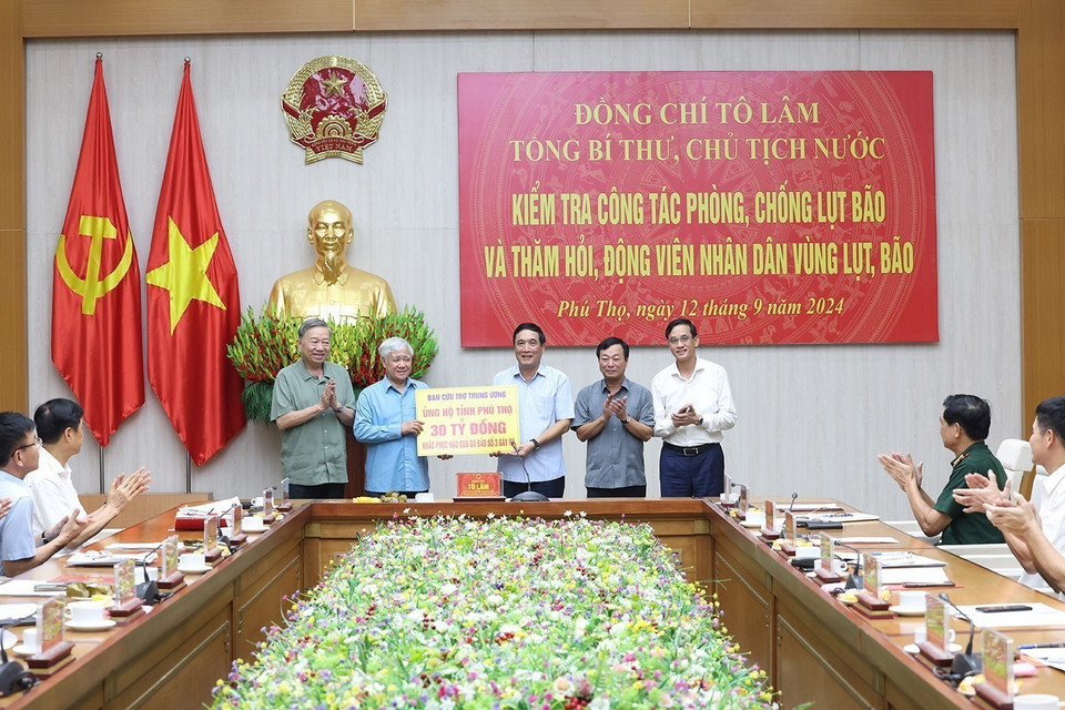 Tổng Bí thư, Chủ tịch nước Tô Lâm chứng kiến Chủ tịch Ủy ban Trung ương Mặt trận Tổ quốc Việt Nam Đỗ Văn Chiến trao 30 tỷ đồng ủng hộ tỉnh Phú Thọ khắc phục hậu quả do cơn bão số 3 gây ra. (Ảnh: Trí Dũng/TTXVN)