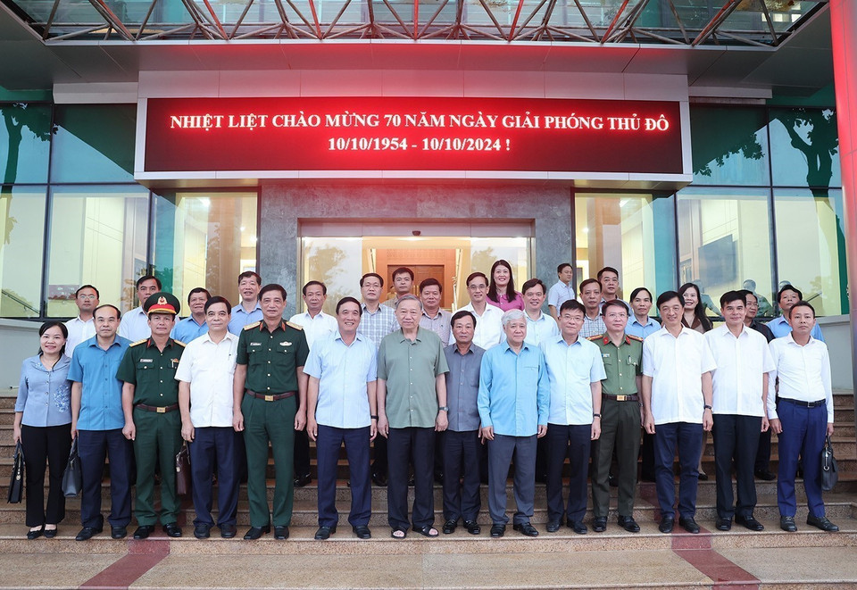 Tổng Bí thư, Chủ tịch nước Tô Lâm cùng các đồng chí lãnh đạo Đảng, Nhà nước và Ban Thường vụ Tỉnh ủy Phú Thọ. (Ảnh: Trí Dũng/TTXVN)