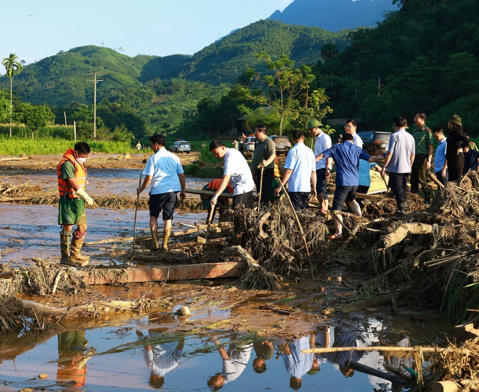 Thủ tướng Phạm Minh Chính chỉ đạo công tác tìm kiếm người bị nạn do lũ quét, sạt lở đất tại Làng Nủ. (Ảnh: Dương Giang/TTXVN)