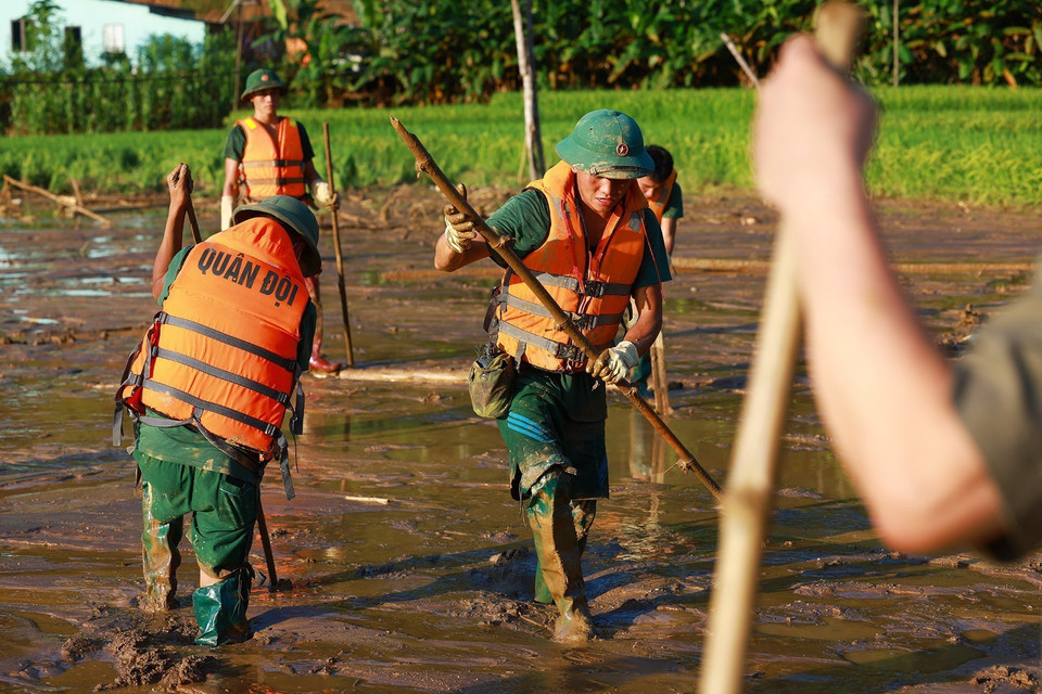Lực lượng tìm kiếm các nạn nhân mất tích do sạt lở đất tại làng Nủ, xã Phúc Khánh, huyện Bảo Yên (Lào Cai). (Ảnh: Dương Giang/TTXVN)