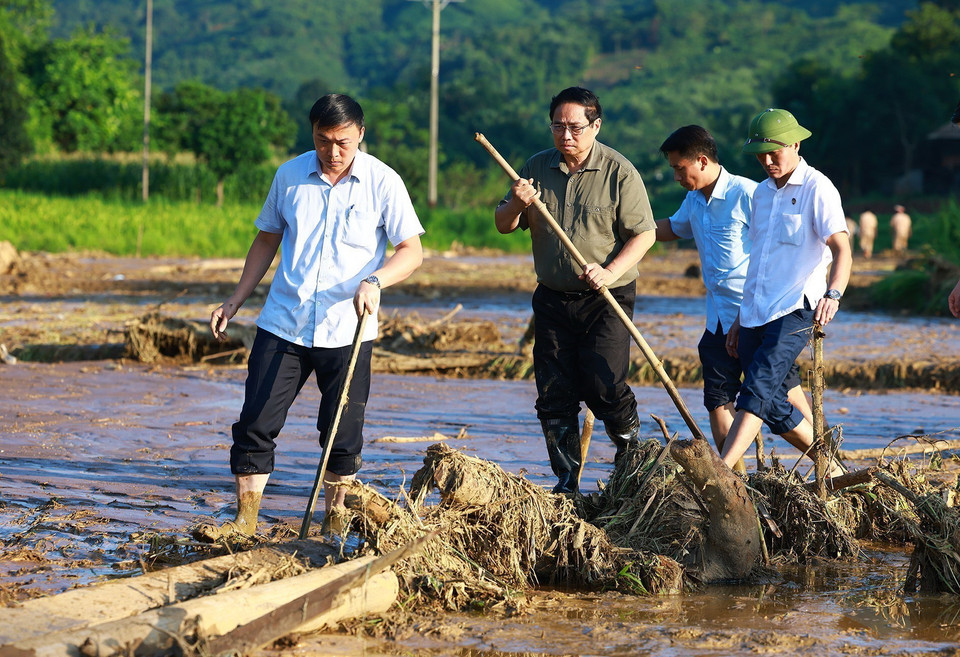 Thủ tướng Phạm Minh Chính chỉ đạo công tác tìm kiếm người bị nạn do lũ quét, sạt lở đất tại Làng Nủ. (Ảnh: Dương Giang/TTXVN)