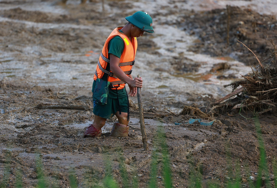 Lực lượng tìm kiếm, cứu nạn triển khai tìm kiếm các nạn nhân mất tích do sạt lở đất tại làng Nủ, xã Phúc Khánh, huyện Bảo Yên, tỉnh Lào Cai. (Ảnh: Dương Giang/TTXVN)