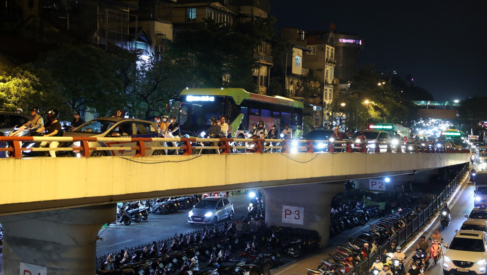 Lưu lượng phương tiện lớn từ hướng đường Trần Quang Khải (quận Hoàn Kiếm) lên cầu Chương Dương về quận Loing Biên cũng khiến tình trạng tắc ứ trở nên nghiêm trọng hơn (Ảnh chụp lúc 18h30 ngày 12/9). Ảnh: Quốc Khánh - TTXVN